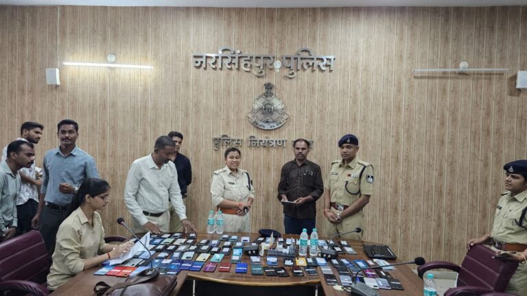 नरसिंहपुर पुलिस ने तलाशे 22 लाख कीमत के 106 गुम मोबाईल