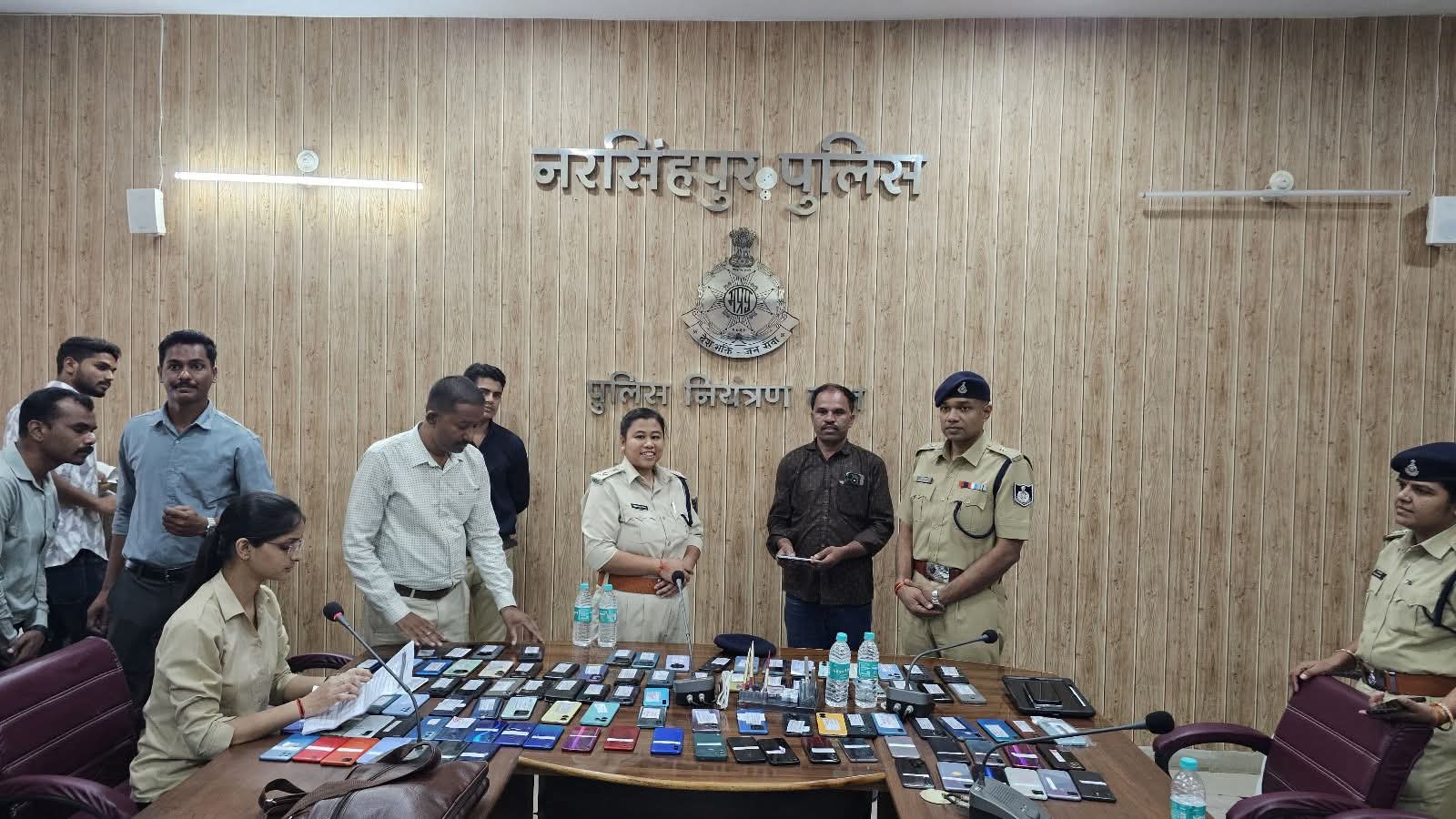 नरसिंहपुर पुलिस ने तलाशे 22 लाख कीमत के 106 गुम मोबाईल